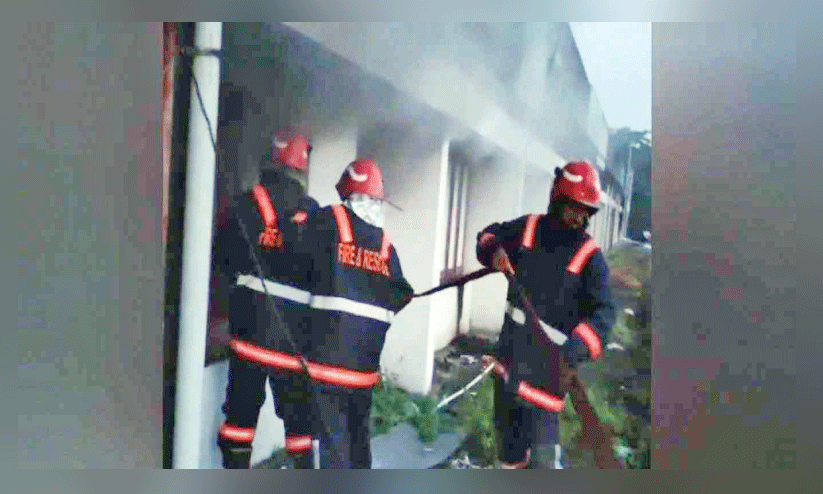 ഫാൻസി ഡ്രസ് ഷോറൂമിൽ തീപിടിത്തം; 10 ലക്ഷത്തിന്റെ നഷ്ടം ഫാൻസി ഡ്രസ് ഷോറൂമിൽ തീപിടിത്തം; 10 ലക്ഷത്തിന്റെ നഷ്ടം