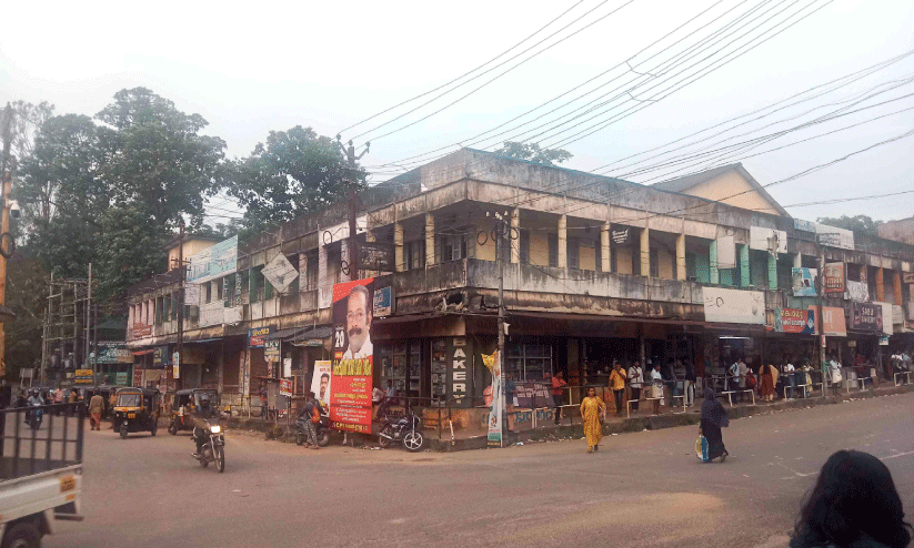 പൊളിക്കാൻ തീരുമാനിച്ച ഷോപ്പിങ് കോംപ്ലക്സിൽനിന്ന് ഒഴിയാതെ കച്ചവടക്കാർ പൊളിക്കാൻ തീരുമാനിച്ച ഷോപ്പിങ് കോംപ്ലക്സിൽനിന്ന് ഒഴിയാതെ കച്ചവടക്കാർ