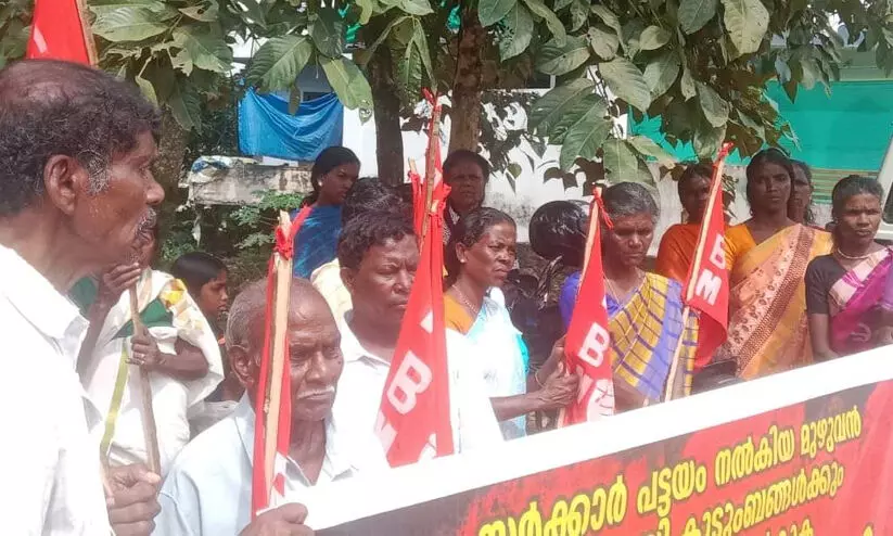 പട്ടയഭൂമി നൽകണം: നെന്മേനി വില്ലേജ് ആപ്പീസിന് മുന്നിൽ ധർണ നടത്തി
