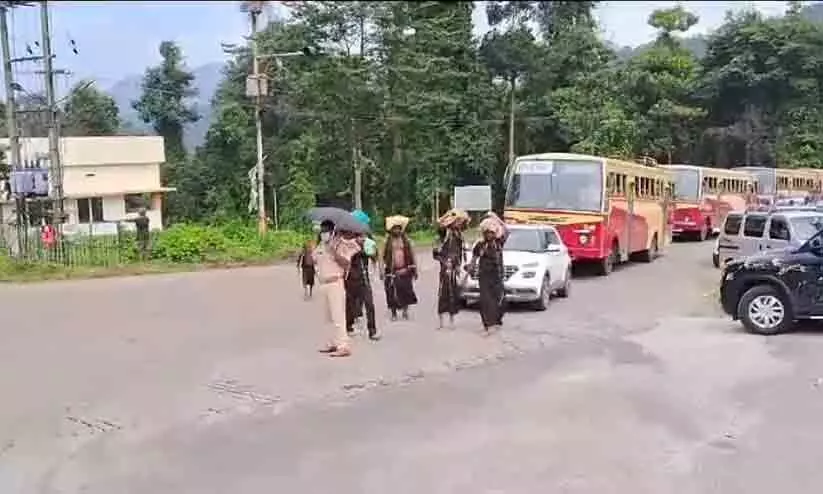 ശബരിമലയിൽ വാഹനങ്ങൾ മണിക്കൂറുകൾ റോഡിൽ പിടിച്ചിടുന്നത് തീർത്ഥാടകർക്ക് ദുരിതമാകുന്നു