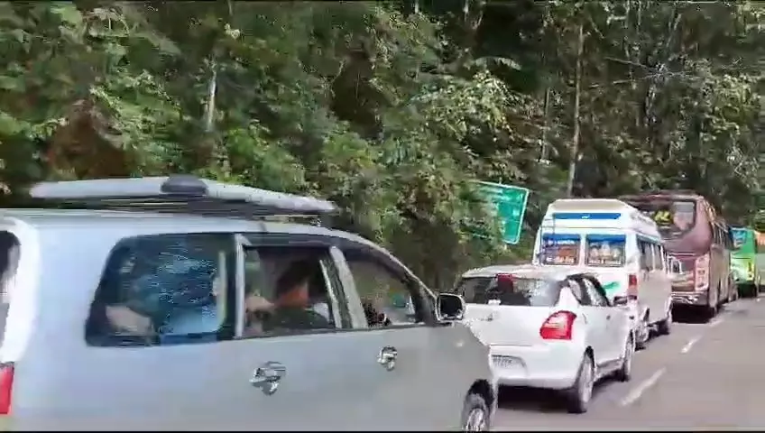 ശബരിമല: വാഹനങ്ങൾ മണിക്കൂറുകൾ തടഞ്ഞിട്ടു ശബരിമല: വാഹനങ്ങൾ മണിക്കൂറുകൾ തടഞ്ഞിട്ടു