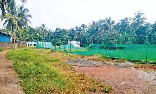 പഞ്ചായത്ത് ഗ്രൗണ്ടിലെ ഫുട്ബാൾ ടർഫിന് ചുറ്റും കാട് വളരുന്നു