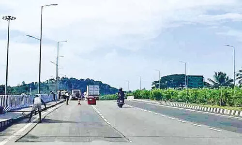 വ​ട​ക്ക​ഞ്ചേ​രി-​മ​ണ്ണു​ത്തി ദേ​ശീ​യ​പാ​ത​യി​ൽ ദു​ർ​ഘ​ട യാ​ത്ര ത​ന്നെ