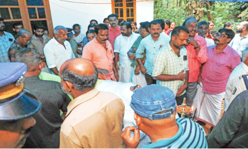 കർഷകനെ കടുവ കൊന്ന സംഭവം; നാ​ട​കീ​യ രം​ഗ​ങ്ങ​ൾ​ക്ക് സാ​ക്ഷ്യം വ​ഹി​ച്ച് മോ​ർ​ച്ച​റി പ​രി​സ​രം