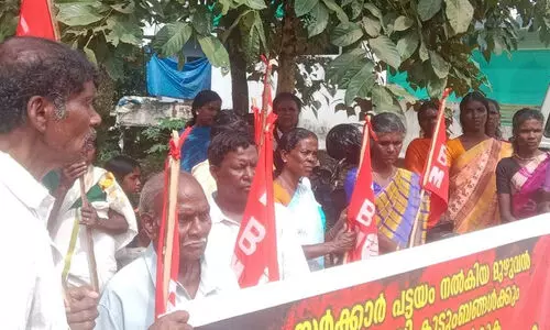 പട്ടയഭൂമി നൽകണം: നെന്മേനി വില്ലേജ് ആപ്പീസിന് മുന്നിൽ ധർണ നടത്തി