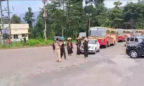 ശബരിമലയിൽ വാഹനങ്ങൾ മണിക്കൂറുകൾ റോഡിൽ പിടിച്ചിടുന്നത് തീർത്ഥാടകർക്ക് ദുരിതമാകുന്നു