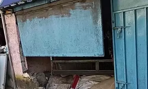 കാറിനടുത്തെത്തി സിഗരറ്റ് നൽകിയില്ല; അംഗപരിമിതന്‍റെ സ്റ്റേഷനറിക്കട തകർത്തു