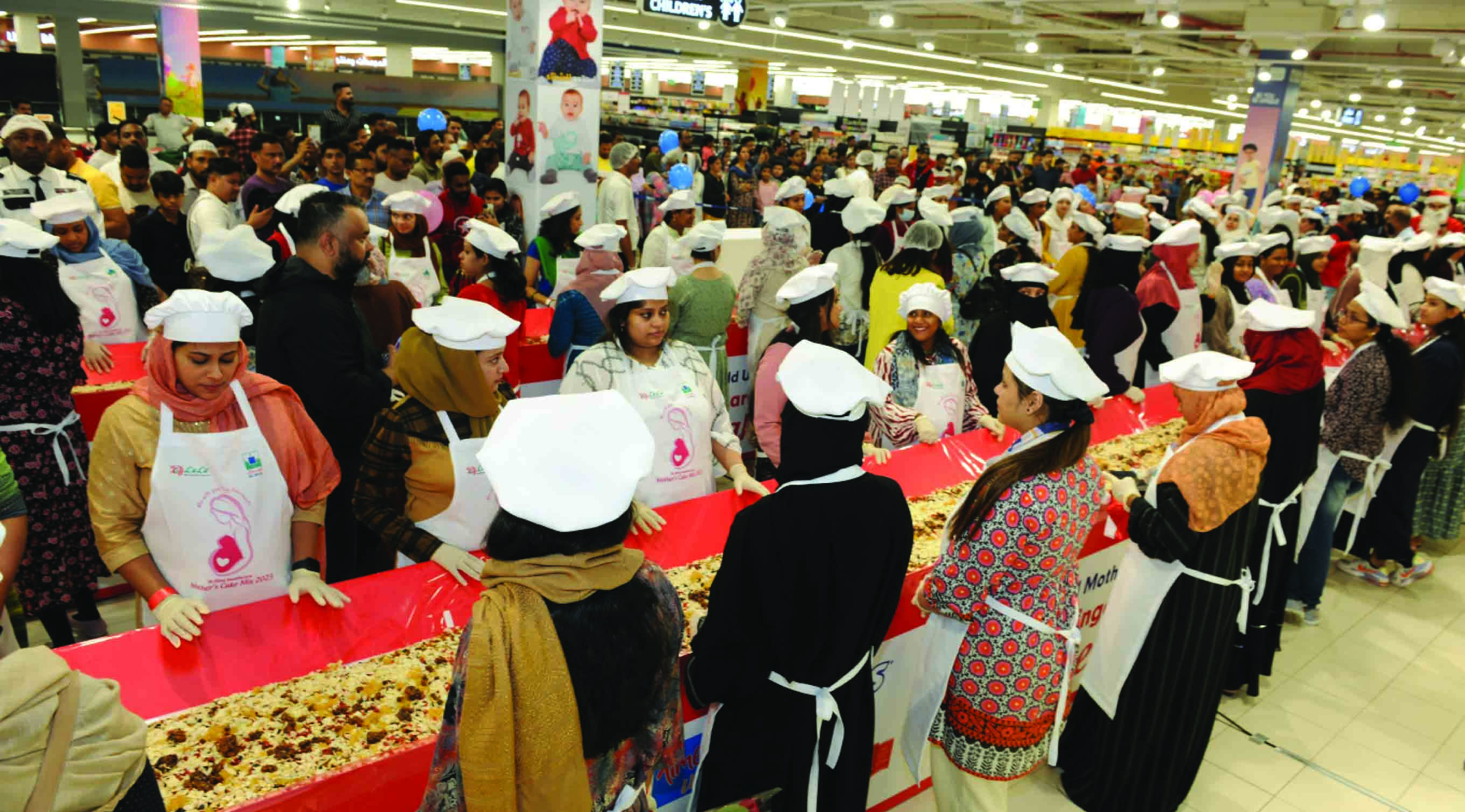 ലു​ലു​വു​മാ​യി സ​ഹ​ക​രി​ച്ച് അ​ൽ ഹി​ലാ​ൽ കേ​ക്ക് മി​ക്‌​സി​ങ് സം​ഘ​ടി​പ്പി​ച്ചു