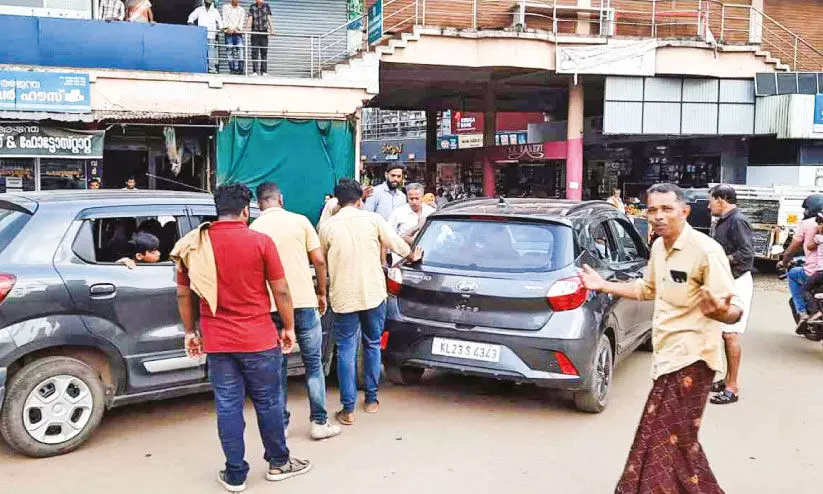 ജ​ങ്ഷ​ൻ റോ​ഡ് ന​വീ​ക​ര​ണം;  ഗ​താ​ഗ​ത​ക്കു​രു​ക്കി​ൽ വീ​ർ​പ്പു​മു​ട്ടി കാ​ളി​കാ​വ്