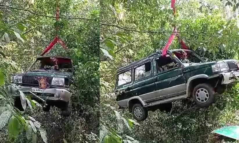 Sabarimala Car overturns