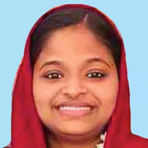 ഭ​ർ​ത്താ​വി​നും മ​ക​നു​മൊ​പ്പം ബൈ​ക്കി​ൽ സ​ഞ്ച​രി​ച്ച യു​വ​തി​ക്ക് ലോ​റി​യി​ടി​ച്ച് ദാ​രു​ണാ​ന്ത്യം