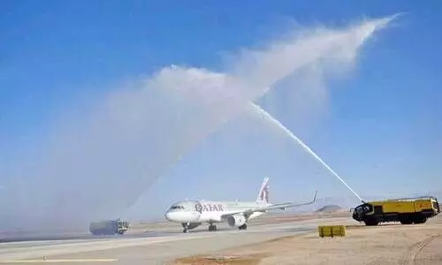 സൗ​ദി​യി​ലെ നി​യോം ബേ ​വി​മാ​ന​ത്താ​വ​ള​ത്തി​ലി​റ​ങ്ങി​യ ഖ​ത്ത​ർ എ​യ​ർ​വേ​സ് വി​മാ​ന​ത്തെ വാ​ട്ട​ർ സ​ല്യൂ​ട്ട് ന​ൽ​കി സ്വീ​ക​രി​ക്കു​ന്നു