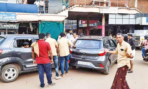 ജ​ങ്ഷ​ൻ റോ​ഡ് ന​വീ​ക​ര​ണം;  ഗ​താ​ഗ​ത​ക്കു​രു​ക്കി​ൽ വീ​ർ​പ്പു​മു​ട്ടി കാ​ളി​കാ​വ്