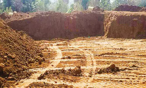 മ​ണ്ണ് ഖ​ന​നം തോ​ന്നി​യ​പോ​ലെ;  ഉ​ദ്യോ​ഗ​സ്ഥ​ർ​ക്ക് അ​ന​ക്ക​മി​ല്ല