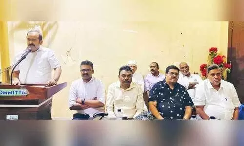 റി​യാ​ദ് കെ.​എം.​സി.​സി സെ​ൻ​ട്ര​ൽ ക​മ്മി​റ്റി നേ​തൃ​യോ​ഗം നാ​ഷ​ന​ൽ ക​മ്മി​റ്റി ജ​ന​റ​ൽ സെ​ക്ര​ട്ട​റി  അ​ഷ്‌​റ​ഫ്‌ വേ​ങ്ങാ​ട്ട് ഉ​ദ്ഘാ​ട​നം ചെ​യ്യു​ന്നു