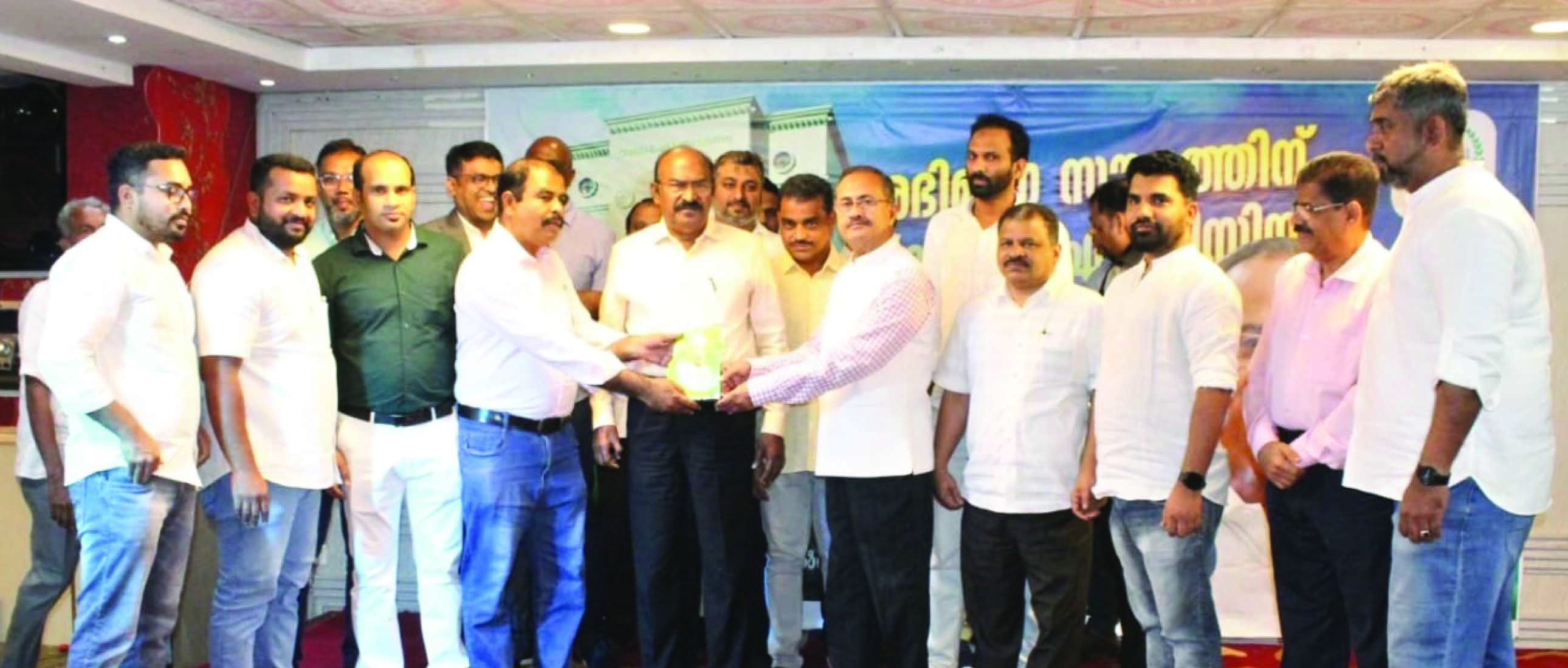 പി.​എം.​എ. സ​ലാ​മി​ന് സ്വീ​ക​ര​ണം ന​ൽ​കി