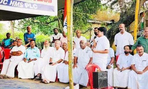 പു​ൽ​പ്പാ​റ എ​ൽ​സ്റ്റ​ൺ എ​സ്റ്റേ​റ്റ് തൊ​ഴി​ലാ​ളി​കൾ കു​ടി​ൽകെ​ട്ടി നടത്തുന്ന സ​മ​രത്തെ ടി. ​സി​ദ്ദീ​ഖ് എം.​എ​ൽ.​എ അഭിവാദ്യം ചെയ്ത് സം​സാ​രി​ക്കു​ന്നു