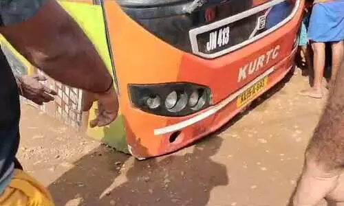 ശബരിമല തീർഥാടകരുമായി പോയ കെ.എസ്.ആർ.ടി.സി ബസ് മണ്ണിൽ പുതഞ്ഞു
