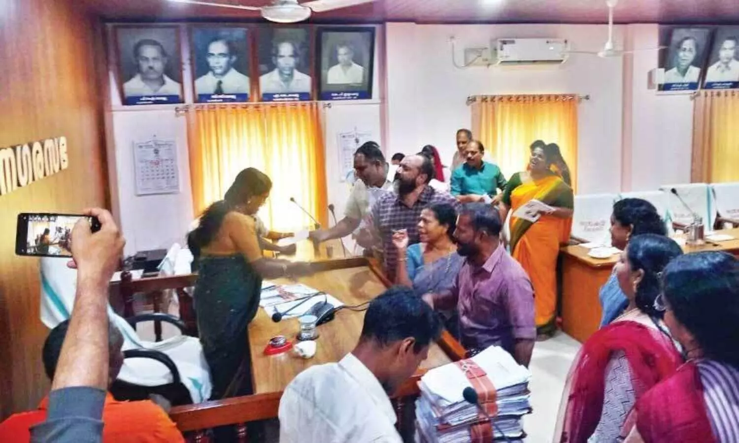 കു​ന്നം​കു​ളം ന​ഗ​ര​സ​ഭ കൗ​ൺ​സി​ൽ യോ​ഗ​ത്തി​ൽ കോ​ൺ​ഗ്ര​സ് അം​ഗ​ങ്ങ​ൾ പ്ര​തി​ഷേ​ധ​വു​മാ​യി ചെ​യ​ർ​പേ​ഴ്സ​ന്റെ മു​ന്നി​ലെ​ത്തി​യ​പ്പോ​ൾ