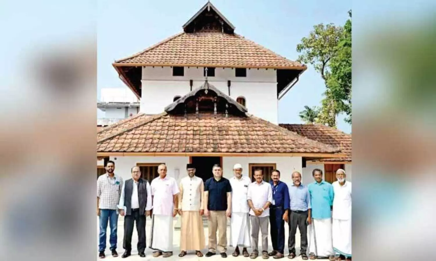 കൊ​ടു​ങ്ങ​ല്ലൂ​ർ ചേ​ര​മാ​ൻ ജു​മാ​മ​സ്ജി​ദ് സ​ന്ദ​ർ​ശി​ച്ച യു.​എ​ൻ പ്ര​തി​നി​ധി​ക​ൾ മ​സ്ജി​ദ് ഭാ​ര​വാ​ഹി​ക​ൾ​ക്കൊ​പ്പം