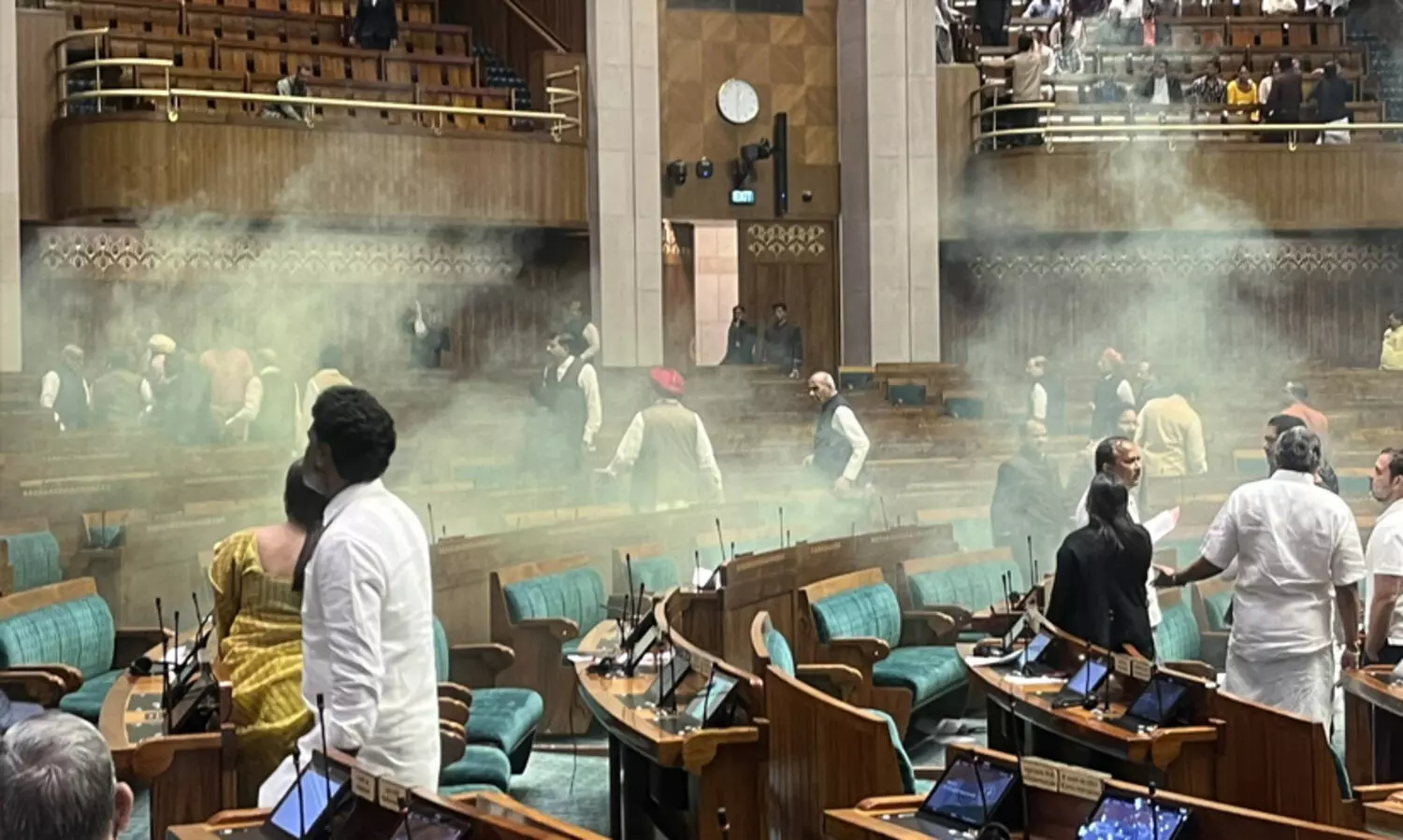 ലോക്സഭയിൽ വന്‍ സുരക്ഷാ വീഴ്ച; സന്ദര്‍ശക ഗാലറിയില്‍ നിന്ന് രണ്ട് പേര്‍ താഴേക്ക് ചാടി; കളർ സ്മോക്ക് സ്പ്രേ പ്രയോഗിച്ചു