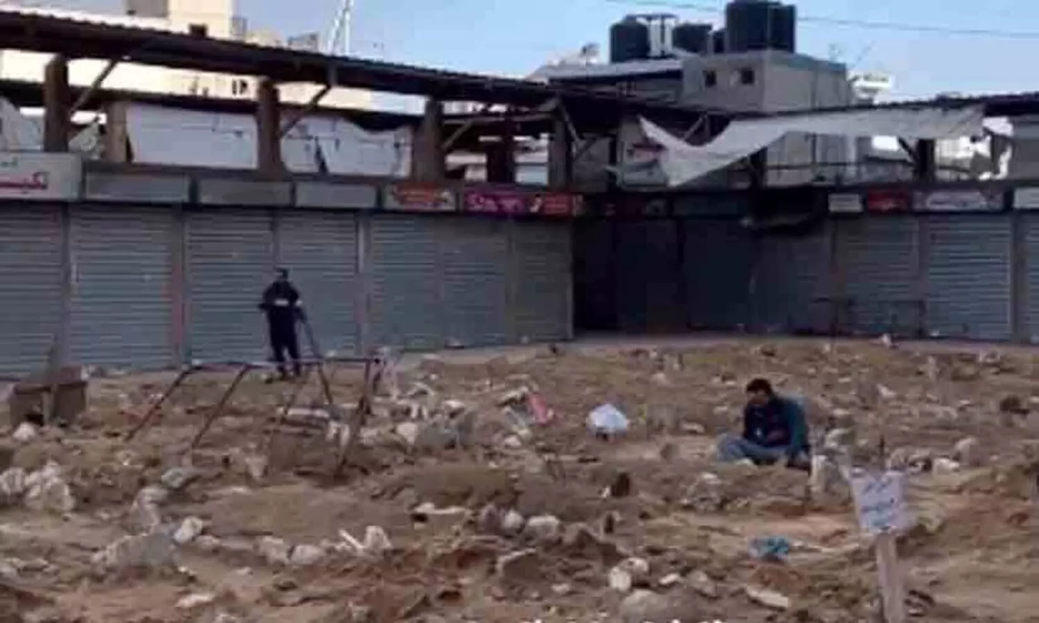 ഖബറടക്കാൻ പോലും ഇടമില്ലാതെ ഗസ്സ; പ്രിയപ്പെട്ടവരെ യാത്രയാക്കുന്നത് ജബലിയ മാർക്കറ്റിൽ കൂട്ടക്കുഴിമാടമൊരുക്കി