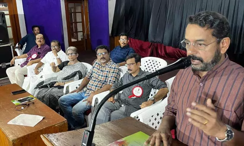 കോ​ഴി​ക്കോ​ട് ടൗ​ൺ  ഹാ​ളി​ൽ സം​ഘ​ടി​പ്പി​ച്ച യു.​എ. ഖാ​ദ​ർ  അ​നു​സ്മ​ര​ണം ഖാ​ദ​ർ പെ​രു​മ​യു​ടെ സ​മാ​പ​ന സ​മ്മേ​ള​നം  കെ.​വി. മോ​ഹ​ൻ​കു​മാ​ർ ഉ​ദ്‌​ഘാ​ട​നം ചെ​യ്യു​ന്നു