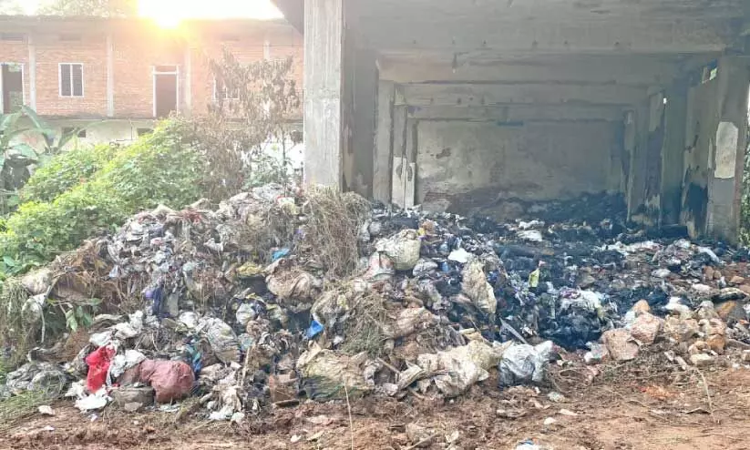 കുറ്റ്യാടി പഴയ ഐ.ടി.സി കെട്ടിടത്തിൽ കത്തിനശിച്ച മാലിന്യങ്ങളുടെ അവശിഷ്ടം കുറ്റ്യാടി പഴയ ഐ.ടി.സി കെട്ടിടത്തിൽ കത്തിനശിച്ച മാലിന്യങ്ങളുടെ അവശിഷ്ടം