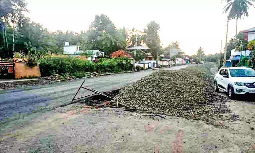 തൂ​ത-​മു​ണ്ടൂ​ർ പാ​ത റീ ​ടാ​റി​ങ് തു​ട​ങ്ങി