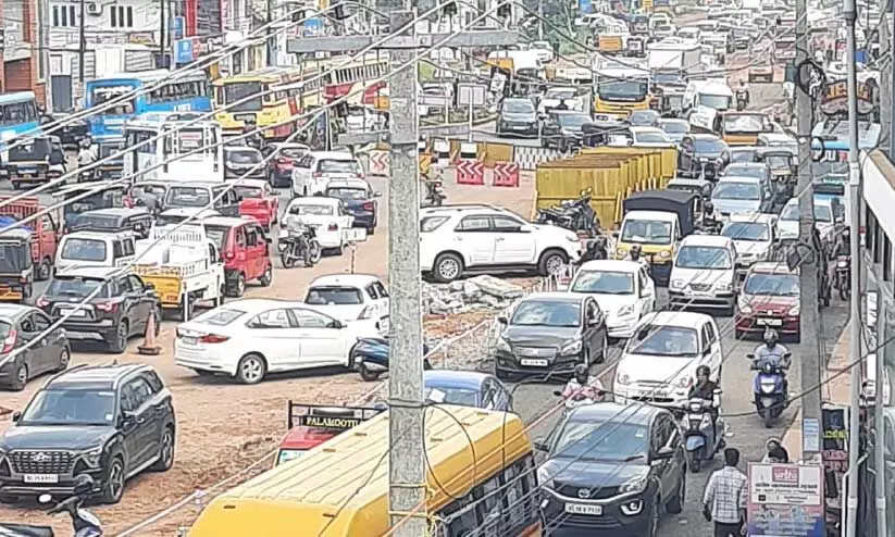 കൊ​ട്ടി​യ​ത്തെ ഗ​താ​ഗ​ത​ക്കു​രു​ക്ക്