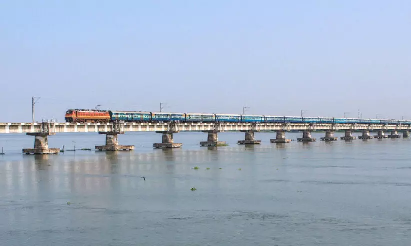 കായലിനരികെ കണ്ണീര് കുടിച്ച്