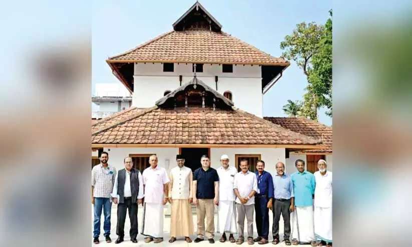 കൊ​ടു​ങ്ങ​ല്ലൂ​ർ ചേ​ര​മാ​ൻ ജു​മാ​മ​സ്ജി​ദ് സ​ന്ദ​ർ​ശി​ച്ച യു.​എ​ൻ പ്ര​തി​നി​ധി​ക​ൾ മ​സ്ജി​ദ് ഭാ​ര​വാ​ഹി​ക​ൾ​ക്കൊ​പ്പം