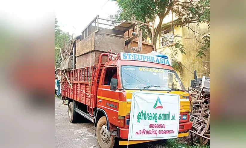 കലക്ടറേറ്റിൽനിന്ന് ക്ലീൻ കേരള കമ്പനി ശേഖരിച്ച അജൈവ മാലിന്യം കയറ്റിയ ലോറി കലക്ടറേറ്റിൽനിന്ന് ക്ലീൻ കേരള കമ്പനി ശേഖരിച്ച അജൈവ മാലിന്യം കയറ്റിയ ലോറി