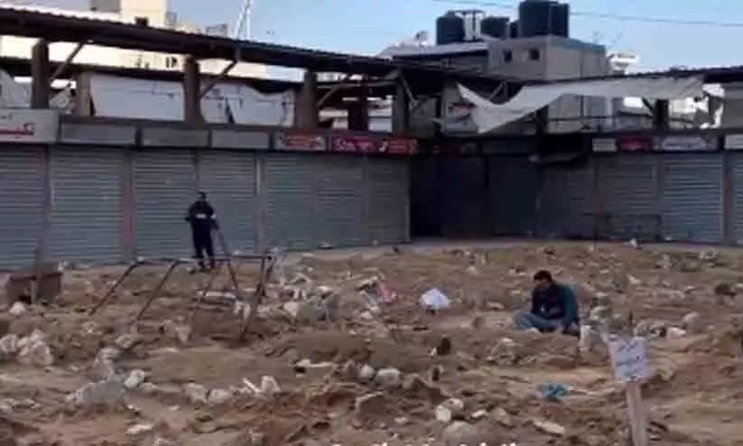 ഖബറടക്കാൻ പോലും ഇടമില്ലാതെ ഗസ്സ; പ്രിയപ്പെട്ടവരെ യാത്രയാക്കുന്നത് ജബലിയ മാർക്കറ്റിൽ കൂട്ടക്കുഴിമാടമൊരുക്കി ഖബറടക്കാൻ പോലും ഇടമില്ലാതെ ഗസ്സ; പ്രിയപ്പെട്ടവരെ യാത്രയാക്കുന്നത് ജബലിയ മാർക്കറ്റിൽ കൂട്ടക്കുഴിമാടമൊരുക്കി