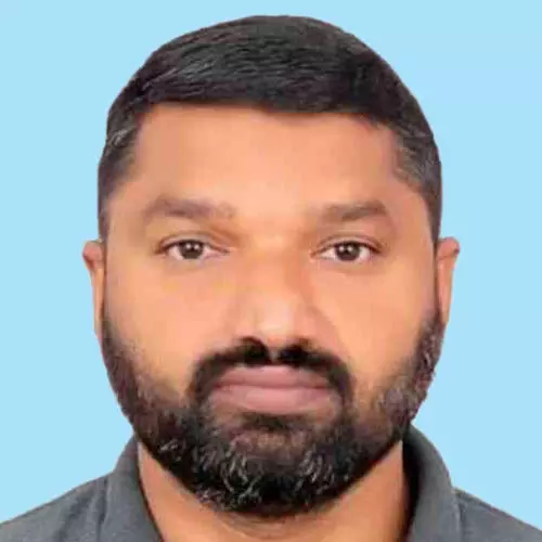 സ്കൂ​ൾ ബ​സ് ഓ​ടി​ക്കു​ന്ന​തി​നി​ടെ ഡ്രൈ​വ​ർ മ​രി​ച്ചു