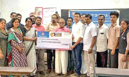 സ​ഹ​പാ​ഠി​യു​ടെ ര​ക്ഷി​താ​വി​ന്‍റെ ചി​കി​ത്സ​ക്ക്​ വി​ദ്യാ​ർ​ഥി​ക​ൾ സ്വ​രൂ​പി​ച്ച​ത്​ 2.15 ല​ക്ഷം