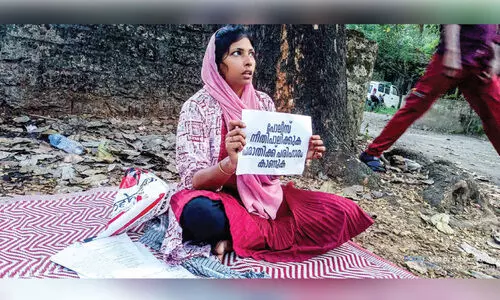 നീ​തി തേ​ടി വീ​ട്ട​മ്മ പൊ​ലീ​സ് സ്റ്റേ​ഷ​ന് മു​ന്നി​ല്‍