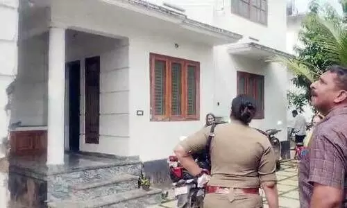 പൊലീസ് നായ് മണം പിടിച്ച് എത്തിയ സ്ഥലം എസ്.ഐ ദീപ്തി പരിശോധിക്കുന്നു