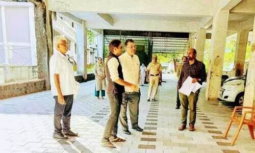 നി​ർ​മാ​ണം പാ​തി വ​ഴി​യി​ലാ​യ മാ​ഹി ട്രോ​മാകെ​യ​ർ കേ​ന്ദ്ര​ത്തി​ന്റെ  കെ​ട്ടി​ടം പു​തു​ച്ചേ​രി ആ​രോ​ഗ്യ വ​കു​പ്പ് സെ​ക്ര​ട്ട​റി പ​ങ്ക​ജ്  കു​മാ​ർ ഝാ​യും സം​ഘ​വും പ​രി​ശോ​ധി​ക്കു​ന്നു