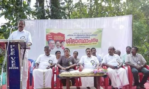 പരിയാരം പഞ്ചായത്ത് ഗവ. ആയുർവേദ ആശുപത്രിയുടെ  പുതിയ കെട്ടിടത്തിന് തിരുവട്ടൂരിൽ ശിലാസ്ഥാപനം നിർവഹിച്ച്  എം.വി. ഗോവിന്ദൻ എം.എൽ.എ സംസാരിക്കുന്നു