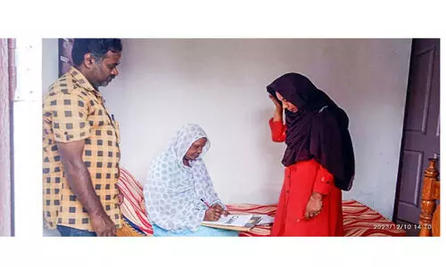 പ്രായവും പ്രയാസവും മറന്നു; ഇവരെത്തി പരീക്ഷ ഹാളിലേക്ക്... പ്രായവും പ്രയാസവും മറന്നു; ഇവരെത്തി പരീക്ഷ ഹാളിലേക്ക്...