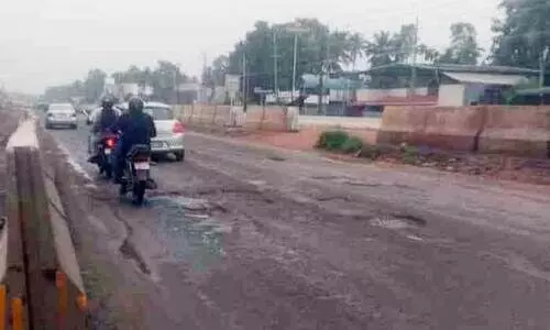 ദേ​ശീ​യ​പാ​ത​യി​ൽ പു​ത്ത​ൻ​തെ​രു​വ് ഭാ​ഗ​ത്ത് റോ​ഡ് ത​ക​ർ​ന്ന നി​ല​യി​ൽ