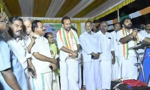 ഉ​മ്മ​ൻ ചാ​ണ്ടി കാ​രു​ണ്യ​ഭ​വ​ന​ത്തി​ന്‍റെ താ​ക്കോ​ൽ​ദാ​നം നി​ർ​വ​ഹി​ച്ച്​ ചാ​ണ്ടി ഉ​മ്മ​ൻ എം.​എ​ൽ.​എ സം​സാ​രി​ക്കു​ന്നു