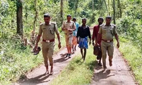 കു​ള​ത്തൂ​പ്പു​ഴ ചോ​ഴി​യ​ക്കോ​ട് വ​ന​മേ​ഖ​ല​യി​ല്‍നി​ന്ന്​ ഉ​ടു​മ്പി​നെ വേ​ട്ട​യാ​ടി​യ പ്ര​തി​ക​ളെ പ്ര​ദേ​ശ​ത്ത് എ​ത്തി​ച്ച്​ തെ​ളി​വെ​ടു​പ്പ്  ന​ട​ത്തു​ന്നു