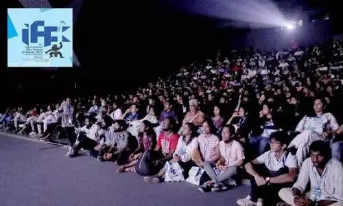 രാ​ജ്യാ​ന്ത​ര ച​ല​ച്ചി​ത്ര​മേ​ള​യു​ടെ ഭാ​ഗ​മാ​യി തി​രു​വ​ന​ന്ത​പു​രം അ​ജ​ന്ത  തി​യ​റ്റ​റി​ൽ മ​മ്മൂ​ട്ടി​യു​ടെ  കാ​ത​ൽ സി​നി​മ​ക്ക്​ ത​റ​യി​ലി​രു​ന്ന്​ കാ​ണു​ന്ന ഡെ​ലി​ഗേ​റ്റു​ക​ൾ