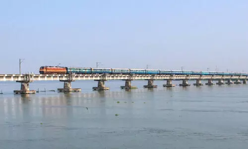 കായലിനരികെ കണ്ണീര് കുടിച്ച്