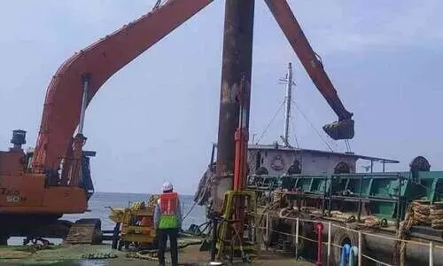 മു​ത​ല​പ്പൊ​ഴി ഡ്ര​ഡ്ജി​ങ്​ ആ​രം​ഭി​ച്ച​പ്പോ​ൾ