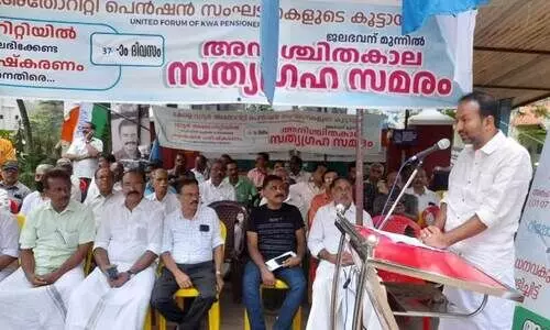 ജ​ല​ഭ​വ​ന്​ മു​ന്നി​ൽ പെ​ൻ​ഷ​നേ​ഴ്​​സ്​ കൂ​ട്ടാ​യ്​​മ ന​ട​ത്തു​ന്ന സ​ത്യ​ഗ്ര​ഹ സ​മ​ര​ത്തി​ൽ പി.​സി. വി​ഷ്ണു​നാ​ഥ് എം.​എ​ൽ.​എ സം​സാ​രി​ക്കു​ന്നു