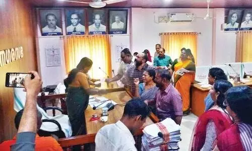 കു​ന്നം​കു​ളം ന​ഗ​ര​സ​ഭ കൗ​ൺ​സി​ൽ യോ​ഗ​ത്തി​ൽ കോ​ൺ​ഗ്ര​സ് അം​ഗ​ങ്ങ​ൾ പ്ര​തി​ഷേ​ധ​വു​മാ​യി ചെ​യ​ർ​പേ​ഴ്സ​ന്റെ മു​ന്നി​ലെ​ത്തി​യ​പ്പോ​ൾ