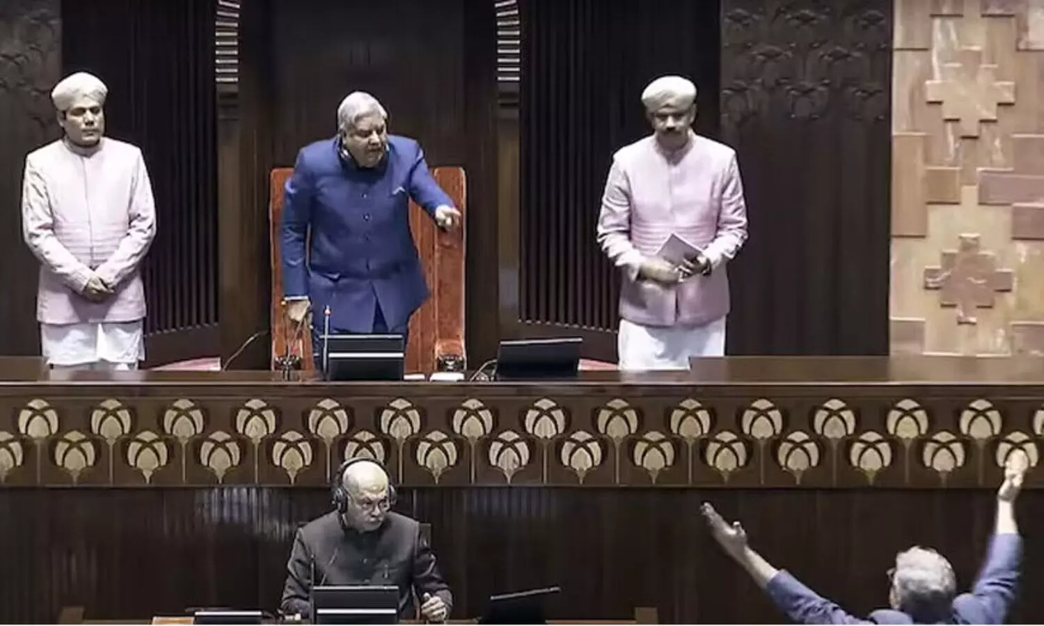 സുരക്ഷ വീഴ്ചയിൽ പ്രതിഷേധം; കേരളത്തിൽ നിന്നുള്ള ആറു പേരടക്കം 15 എം.പിമാർക്ക് സസ്​പെൻഷൻ